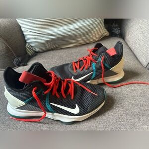 Men’s Nike basketball sneaker